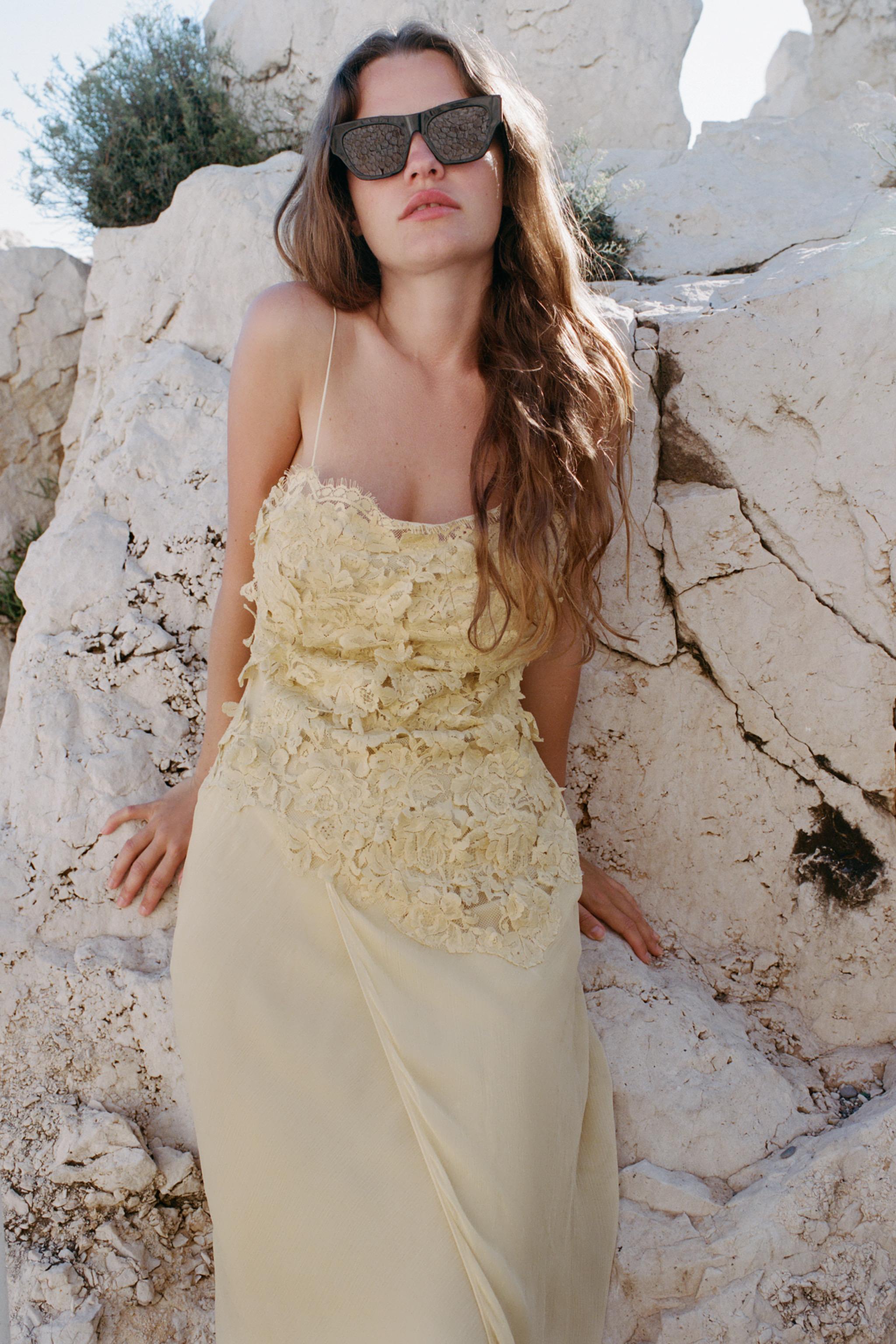 ROBE EN GEORGETTE AVEC DENTELLE RELIEF